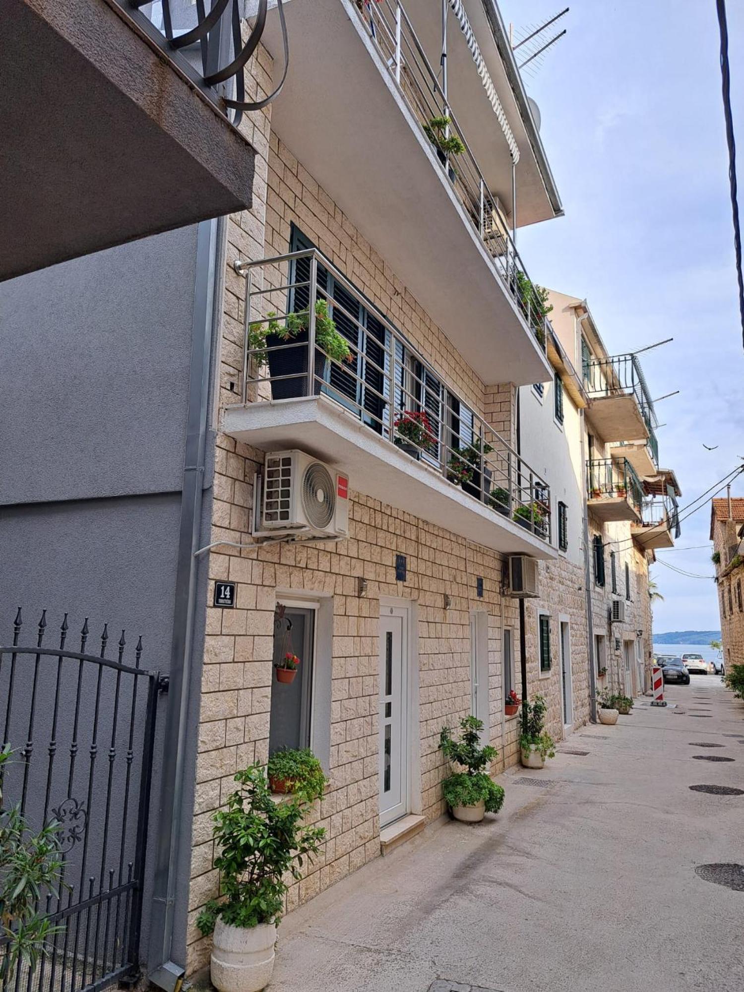 Studio Apartment Legcevic Kastela Luaran gambar
