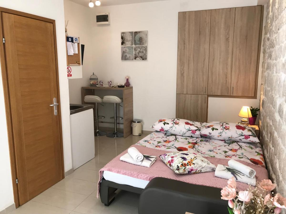 Studio Apartment Legcevic Kastela Luaran gambar